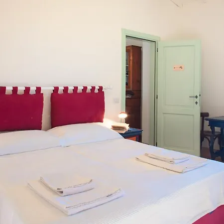Le Tassinaie Bed & Breakfast *